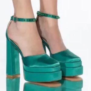 Green block platform heels 🦄
